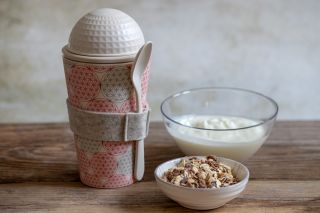 Müslibecher to go aus Bambus, Schüssel mit Yogurt und Schüssel mit Müsli