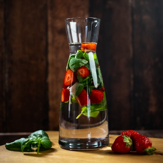 Wasser mit Erdbeeren und Basilikum