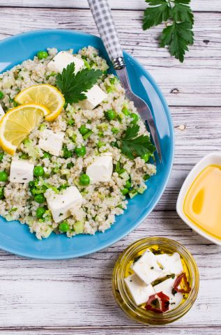 Couscoussalat mit Erbsen und Feta