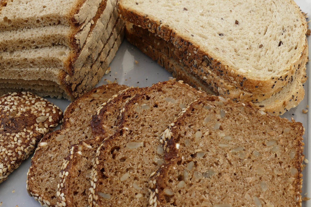 Différence entre un pain multicéréale, complet et blanc.